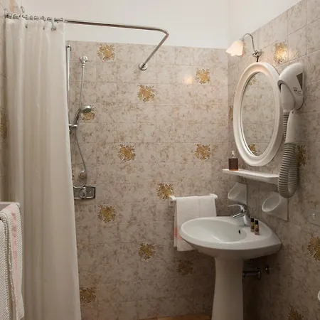 מלון Hotel Centrale 3*