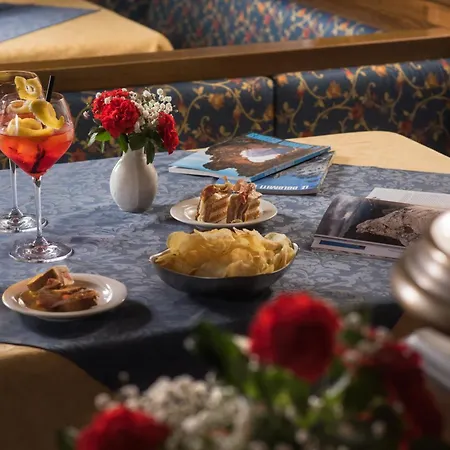 Hotel Centrale Отель Аллеге